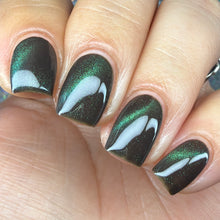 Load image into Gallery viewer, Sassy Cats Lacquer - The Glowing Sea - MAGNETIC
