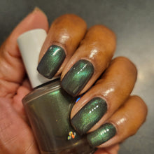 Load image into Gallery viewer, Sassy Cats Lacquer - The Glowing Sea - MAGNETIC
