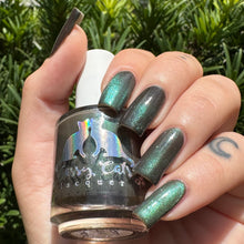 Load image into Gallery viewer, Sassy Cats Lacquer - The Glowing Sea - MAGNETIC

