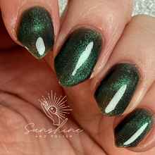 Load image into Gallery viewer, Sassy Cats Lacquer - The Glowing Sea - MAGNETIC
