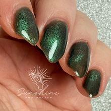 Load image into Gallery viewer, Sassy Cats Lacquer - The Glowing Sea - MAGNETIC
