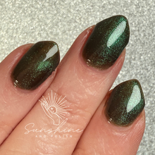 Load image into Gallery viewer, Sassy Cats Lacquer - The Glowing Sea - MAGNETIC
