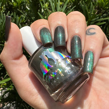 Load image into Gallery viewer, Sassy Cats Lacquer - The Glowing Sea - MAGNETIC
